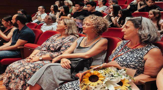 Gençlerin ortak hikâyesi sahneye taşındı
