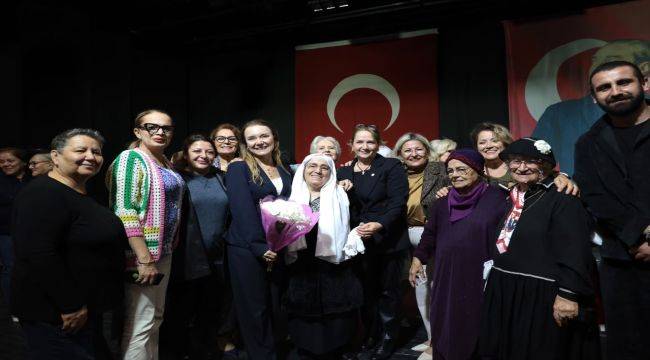 Konak'ın çınarlarından unutulmaz Cumhuriyet gösterisi
