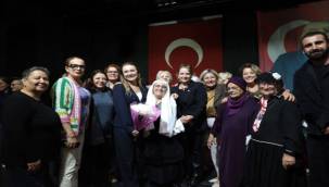 Konak'ın çınarlarından unutulmaz Cumhuriyet gösterisi
