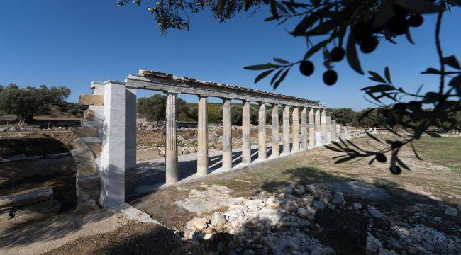 Teos'un taşları 2 bin 200 yıllık tarihi gün yüzüne çıkarıyor